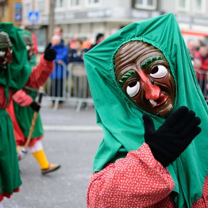 γυναίκα με πράσινο μαντίλα και κόκκινο μακρυμάνικο φόρεμα online παζλ