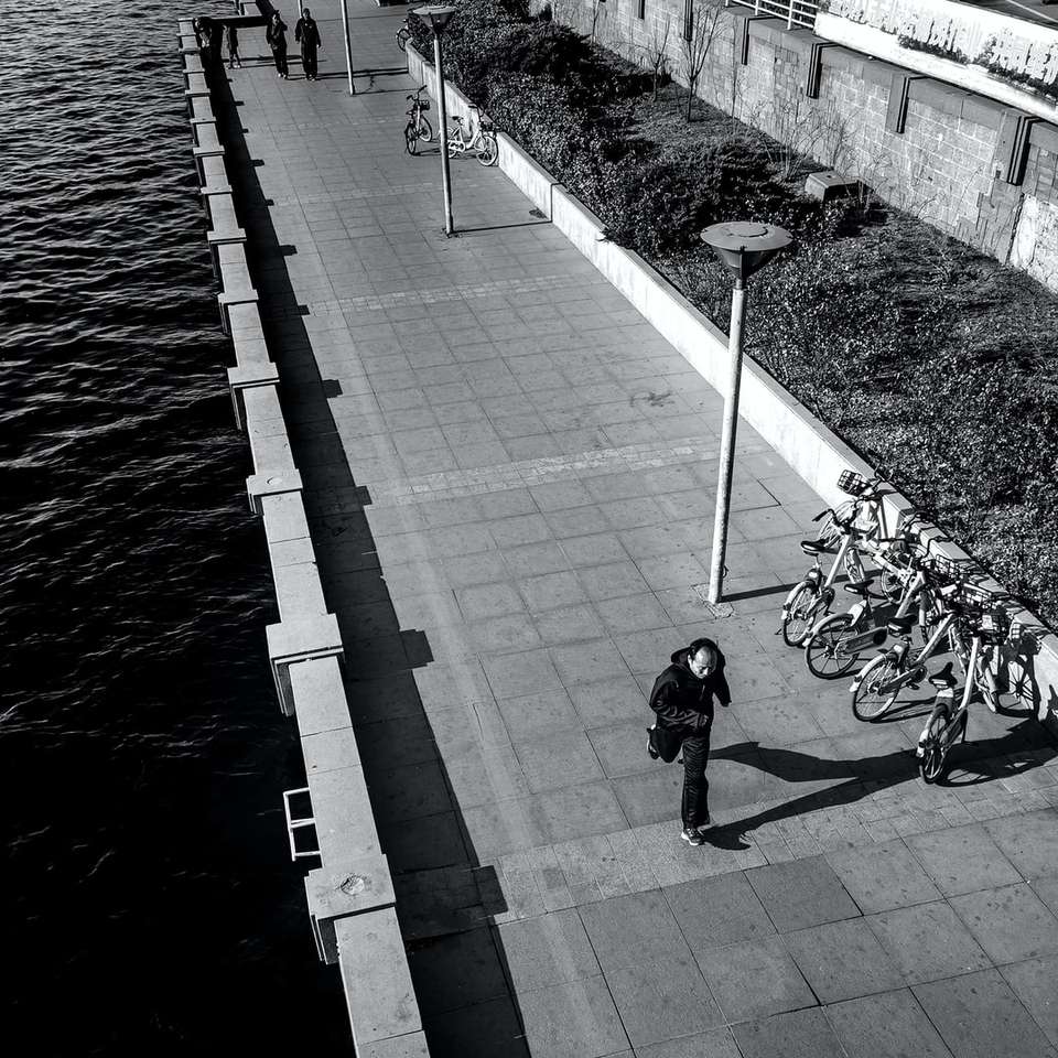 pessoa de jaqueta preta andando de bicicleta puzzle deslizante online