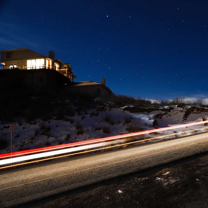 уповільнена зйомка автомобілів на дорозі в нічний час розсувний пазл онлайн