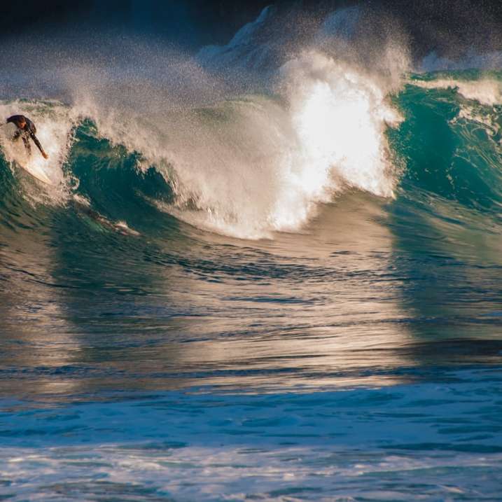 Mann, der tagsüber auf Meereswellen surft Schiebepuzzle online