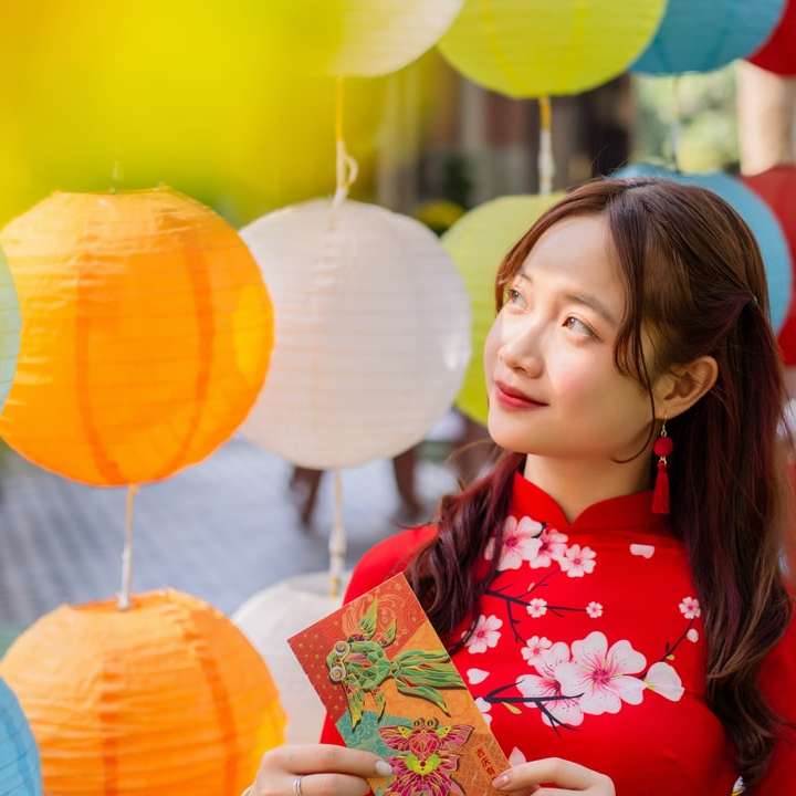 garota em camisa de manga comprida floral vermelha e branca puzzle deslizante online