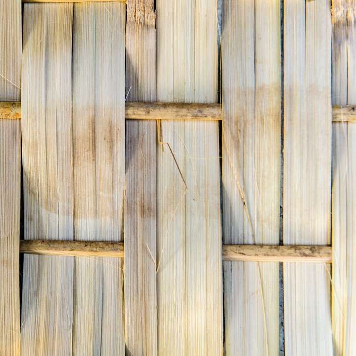 bruine houten plank in close-up fotografie online puzzel