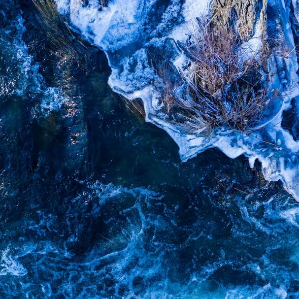 gelo branco e azul na água puzzle deslizante online