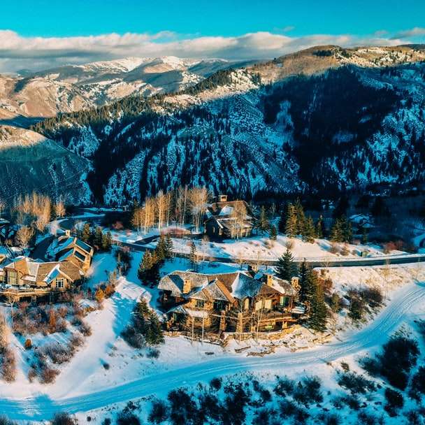 въздушен изглед на покрити със сняг планини през деня плъзгащ се пъзел онлайн