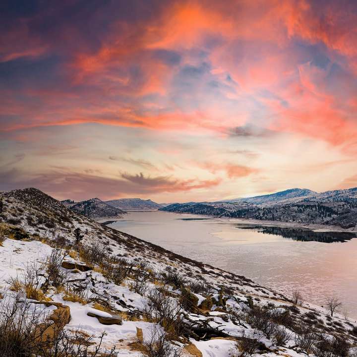 besneeuwde berg tijdens zonsondergang online puzzel