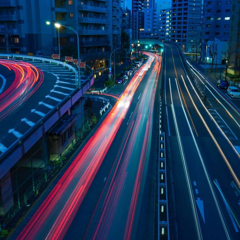 fotografia de lapso de tempo de carros na estrada durante a noite puzzle deslizante online