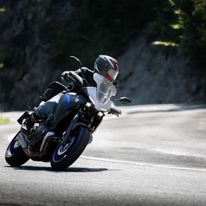человек в черном мотоциклетном шлеме катается на черном спортивном мотоцикле онлайн-пазл