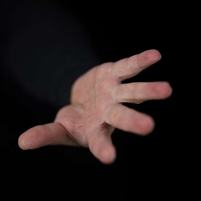 человек левой рукой с черным фоном онлайн-пазл