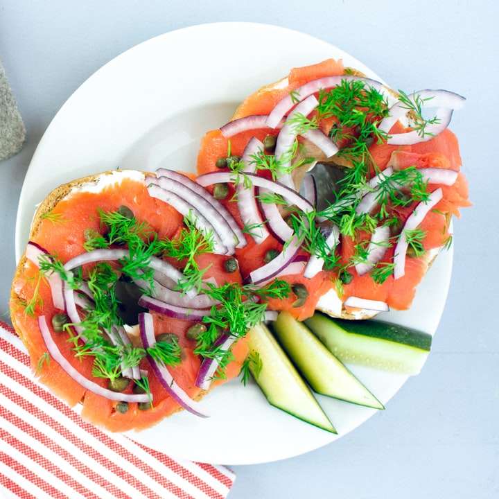 φέτες ντομάτας και πράσινου λαχανικού σε λευκό κεραμικό πιάτο συρόμενο παζλ online