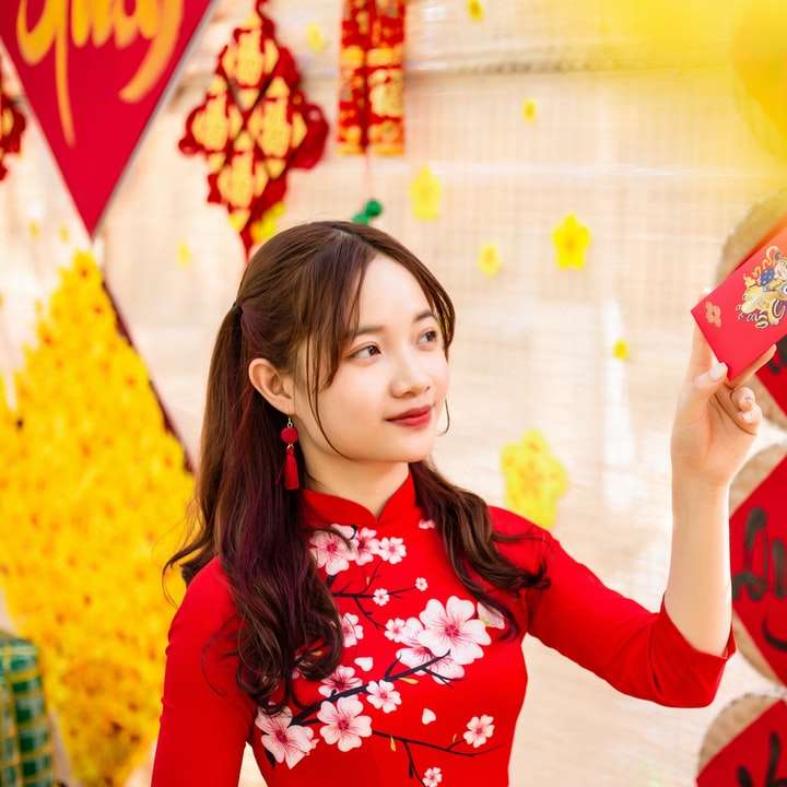 dívka v červené a bílé květinové košili s dlouhým rukávem online puzzle