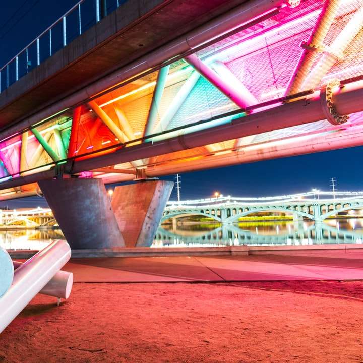 braune und weiße Betonbrücke während der Nachtzeit Schiebepuzzle online