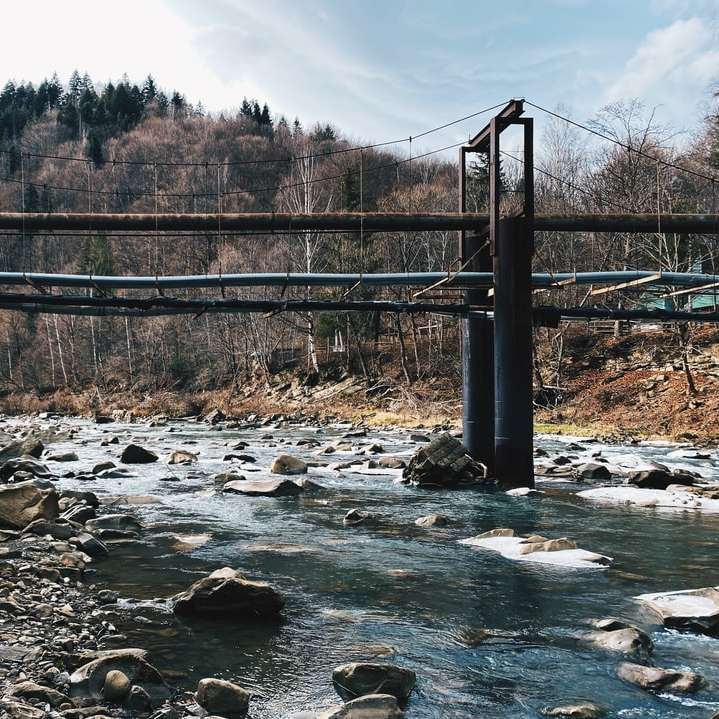 bruine houten brug over de rivier overdag online puzzel