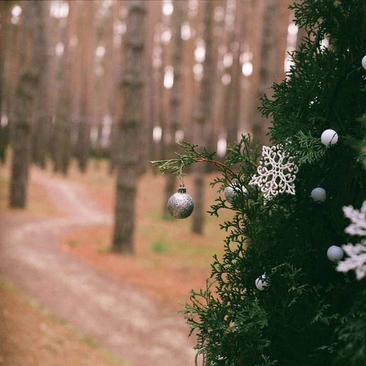 Adornos de Navidad blanca en árbol de Navidad verde rompecabezas en línea