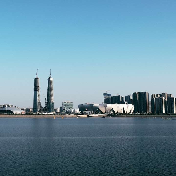 orizontul orașului sub cerul albastru în timpul zilei alunecare puzzle online