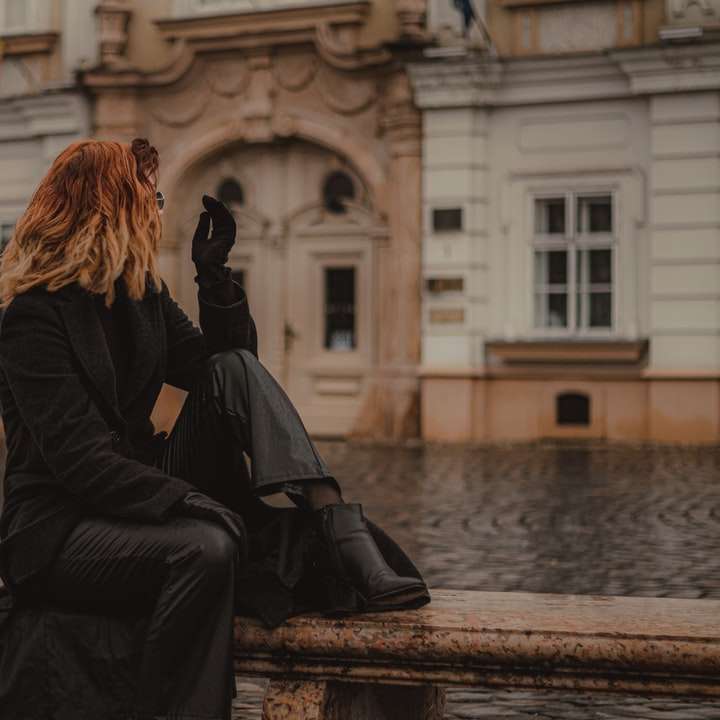 donna in camicia nera a maniche lunghe puzzle online