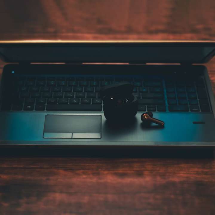 fekete és szürke laptop számítógép fekete vezetékes egérrel csúszó puzzle online