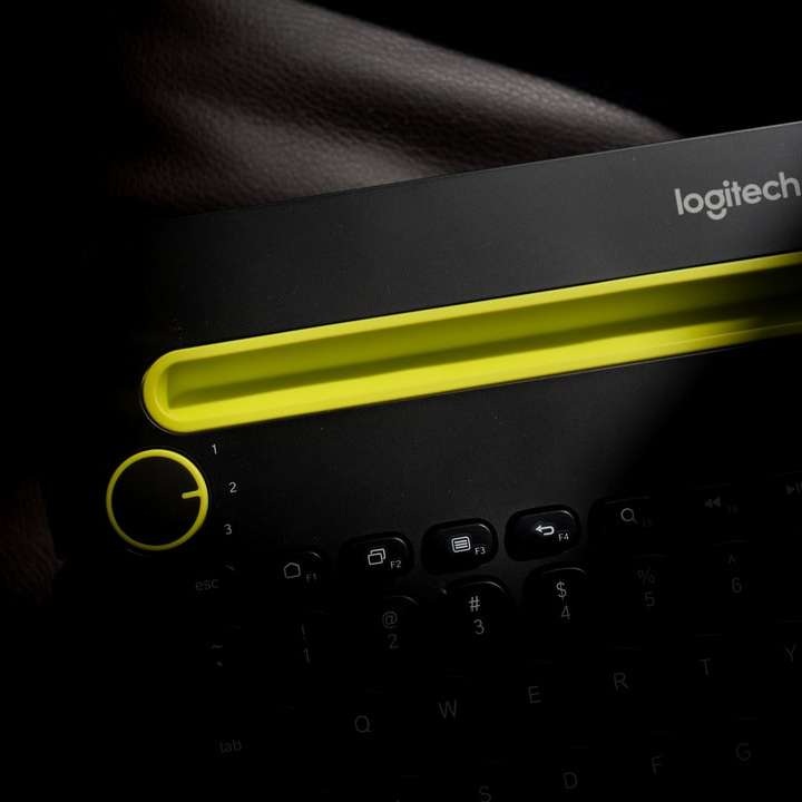 черна и жълта клавиатура Logitech плъзгащ се пъзел онлайн