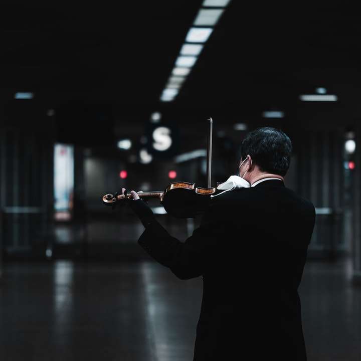 мъж в черен костюм, свирещ на цигулка плъзгащ се пъзел онлайн