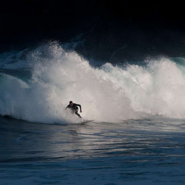 osoba, surfování na mořských vlnách během dne online puzzle