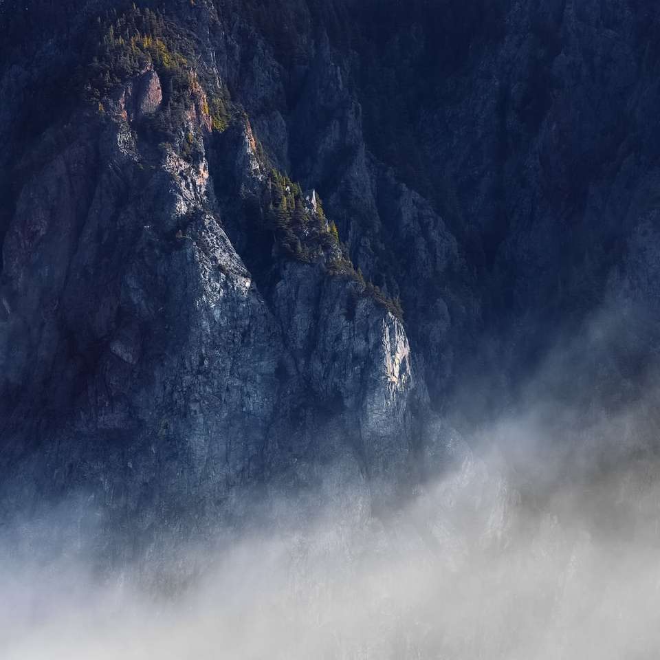 grå och svart berg med moln Pussel online