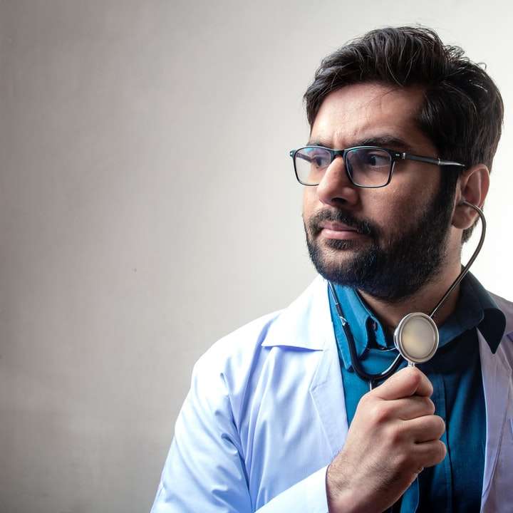 Homme en chemise bleue portant des lunettes encadrées noires puzzle coulissant en ligne