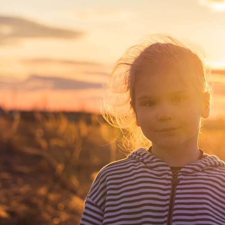 момиче в бяла и синя райета риза, стоящо на поле плъзгащ се пъзел онлайн