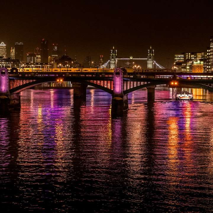 γέφυρα πάνω από το νερό κατά τη διάρκεια της νύχτας online παζλ