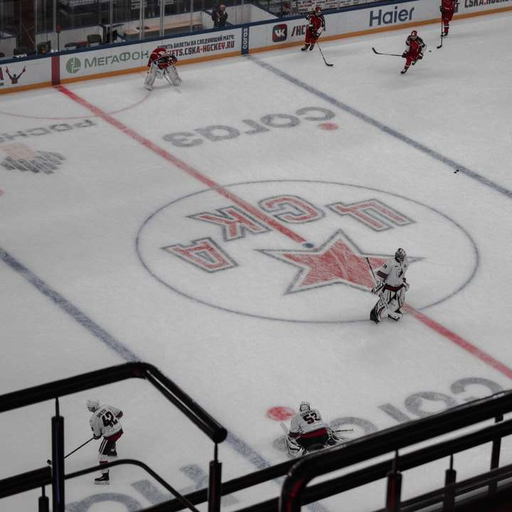personnes jouant au hockey sur glace sur un terrain de glace puzzle coulissant en ligne