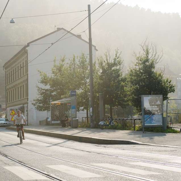 tramvai albastru și alb pe drum lângă clădire în timpul zilei puzzle online