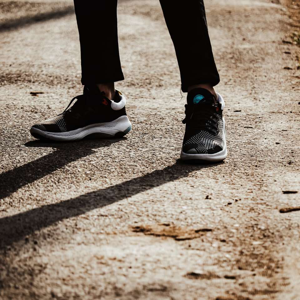 Person in schwarzen Hosen und schwarz-weißen Nike-Turnschuhen Schiebepuzzle online