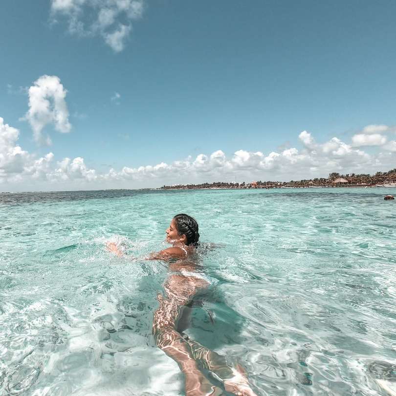 donna in bikini rosso nuotare nel mare durante il giorno puzzle online