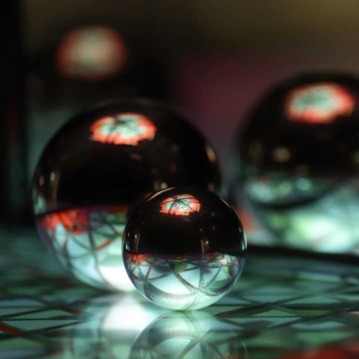 bola preta e vermelha na mesa de vidro puzzle online