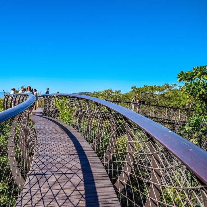 сив метален мост под синьо небе през деня плъзгащ се пъзел онлайн
