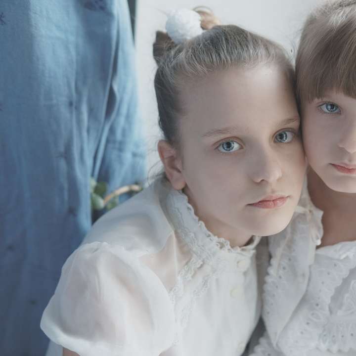 2 dziewczynki w białej koszuli puzzle online