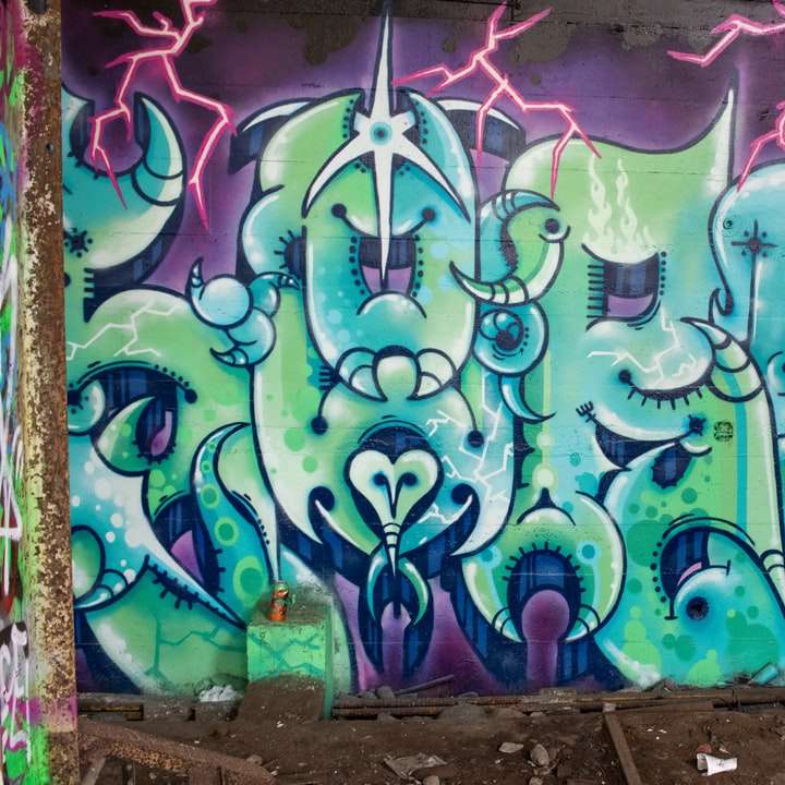 fioletowe i niebieskie graffiti na ścianie puzzle przesuwne online