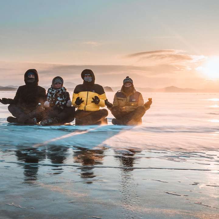 Leute, die auf Schlauchboot auf dem Wasser während des Sonnenuntergangs reiten Schiebepuzzle online