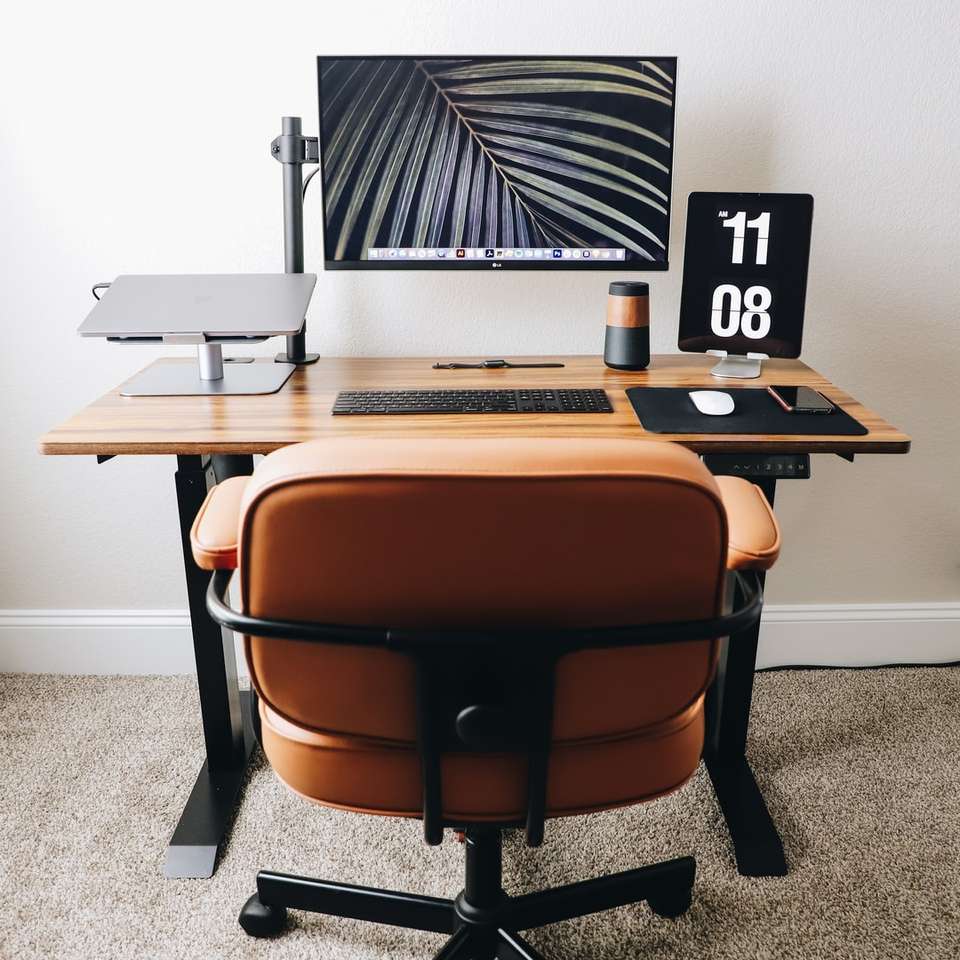 monitor computer negru cu ecran plat pe birou din lemn maro puzzle online