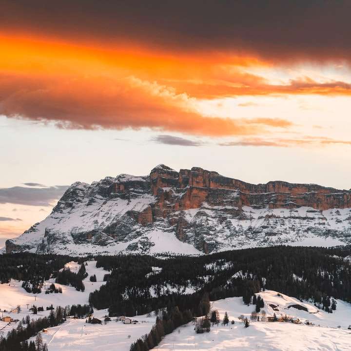 montanha coberta de neve durante o pôr do sol puzzle online