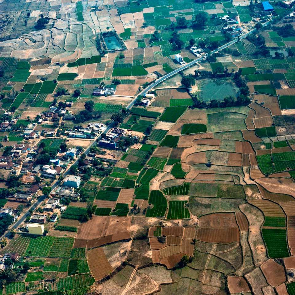 Flygfoto över staden under dagtid glidande pussel online