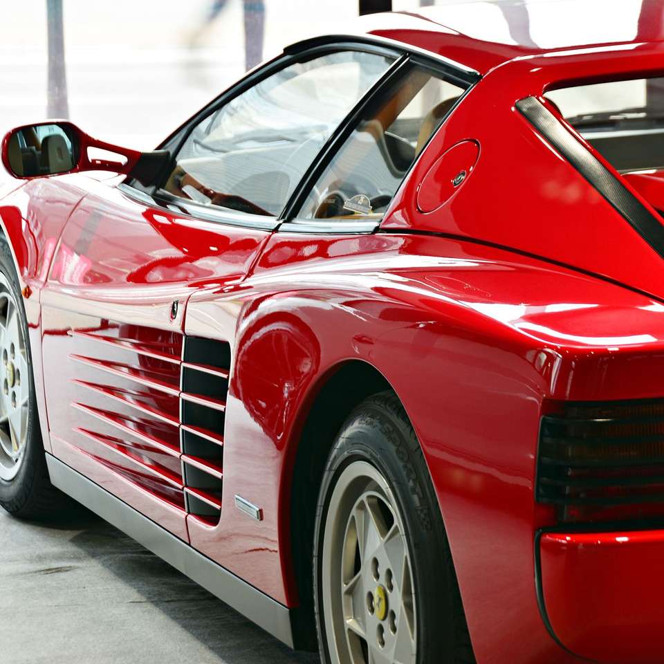 Супер червена кола Ferrari Testarossa онлайн пъзел