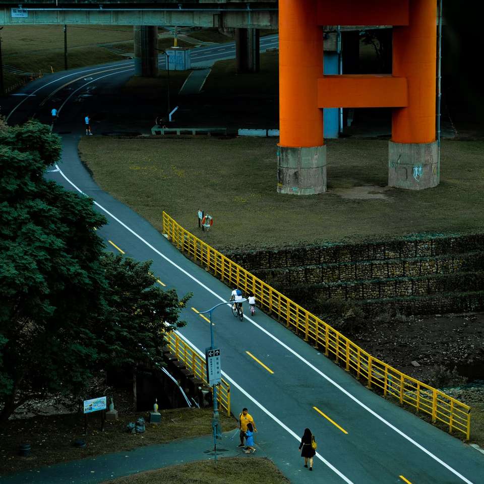 lidí, kteří jdou na silnici poblíž oranžové a šedé budovy posuvné puzzle online