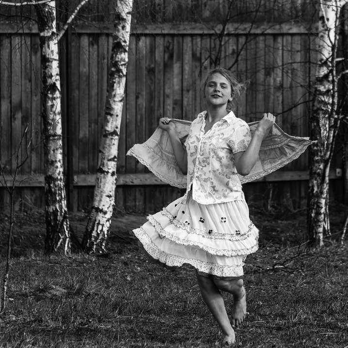 garota de vestido branco em pé no campo de grama puzzle deslizante online