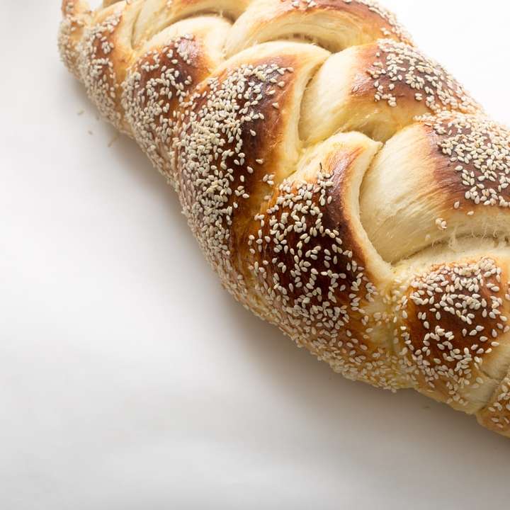 chléb na bílé keramické desce online puzzle
