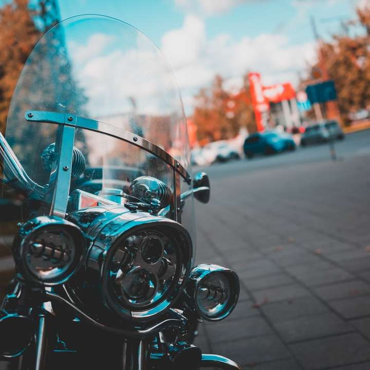 zwarte motorfiets op weg overdag schuifpuzzel online