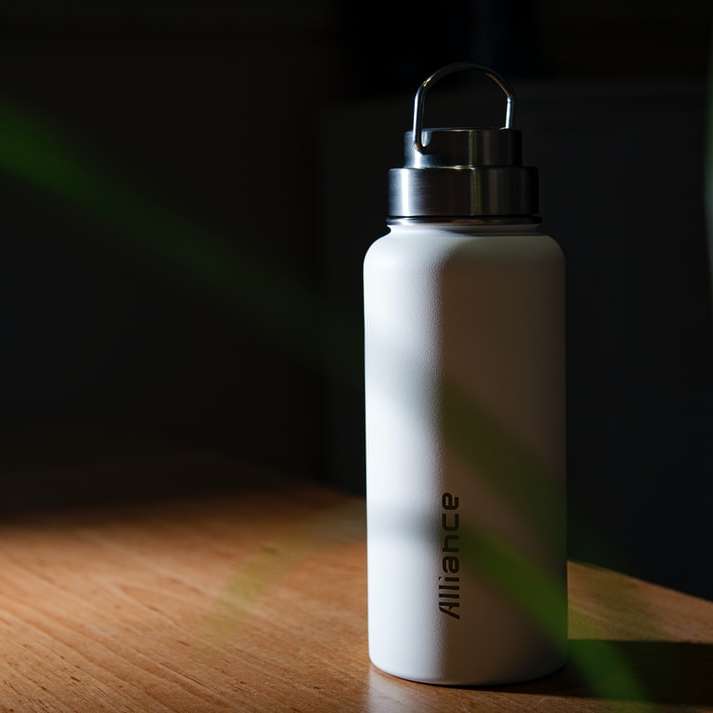 λευκό και μαύρο πλαστικό μπουκάλι συρόμενο παζλ online