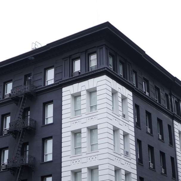 biały betonowy budynek w ciągu dnia puzzle przesuwne online