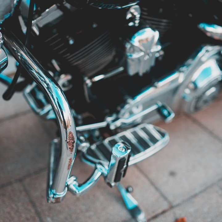 svart motorcykel på brunt betonggolv Pussel online