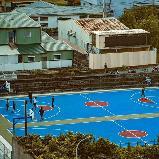 mensen spelen overdag basketbal op basketbalveld schuifpuzzel online