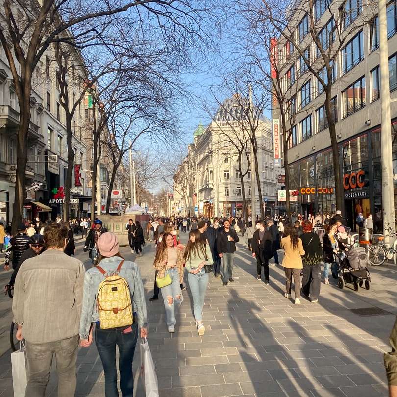 ludzie chodzący po ulicy w ciągu dnia puzzle przesuwne online