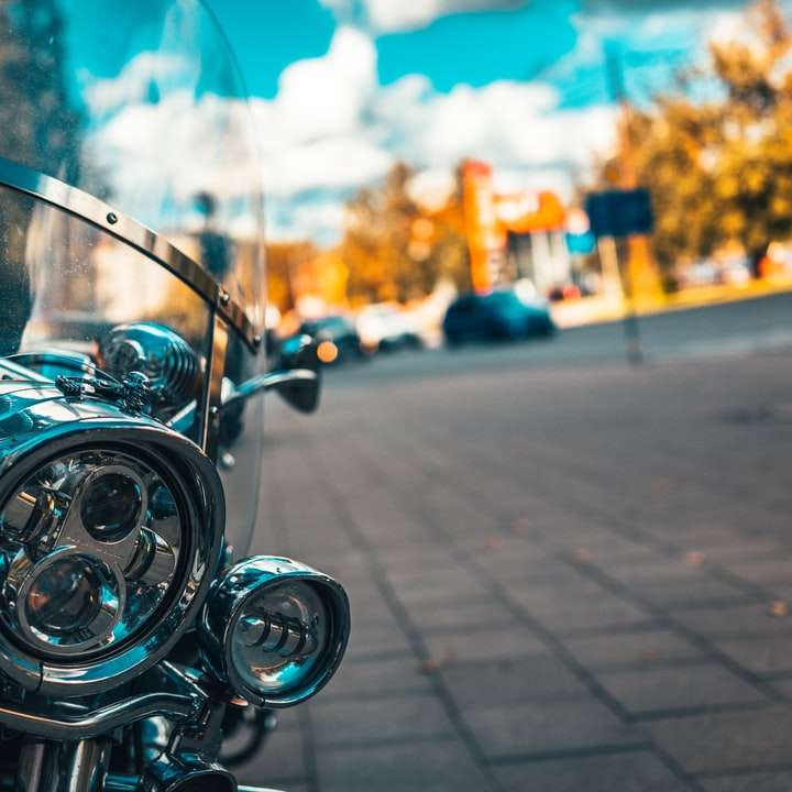 μαύρη μοτοσικλέτα σε γκρι τσιμεντένιο δρόμο κατά τη διάρκεια της ημέρας συρόμενο παζλ online